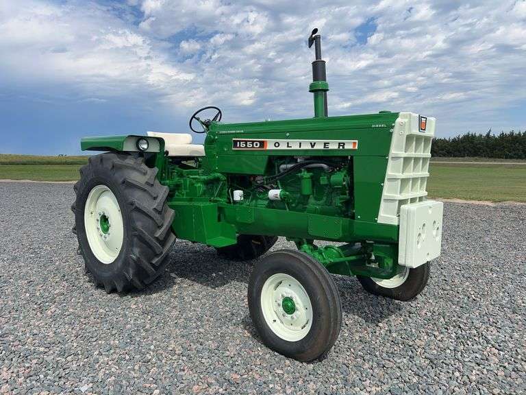 1967 Oliver 1550 Diesel Utility image