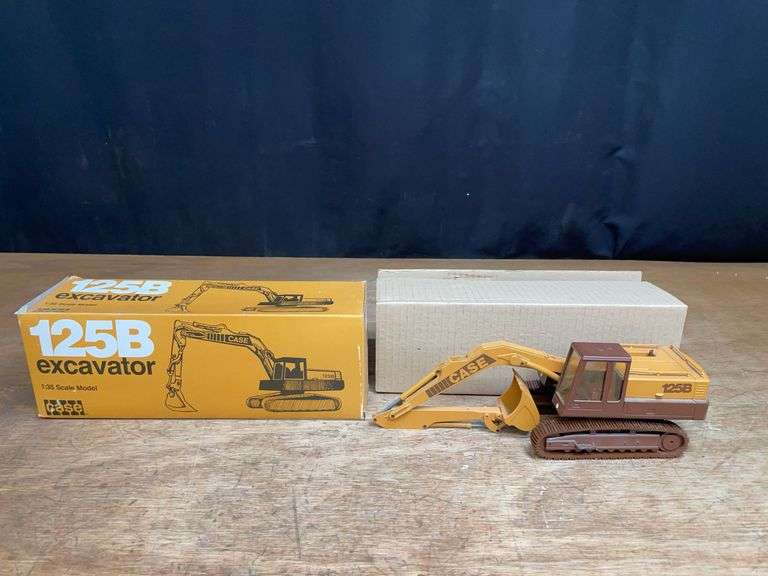 1/35 Case 125B Excavator NIB Conrad image