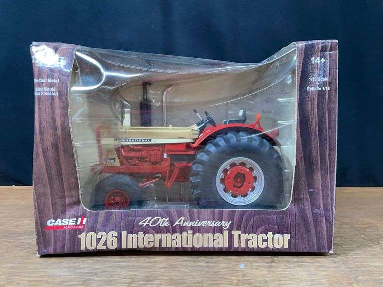 1/16 IH 1026 Gold Demonstrator 40th Anniversary NIB Ertl image