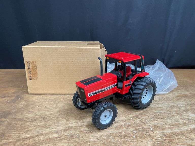 1/16 IH 5288 1984 Special Edition NIB Ertl image