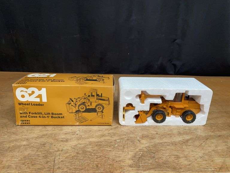 1/35 Case 621 Wheel Loader NIB Conrad image