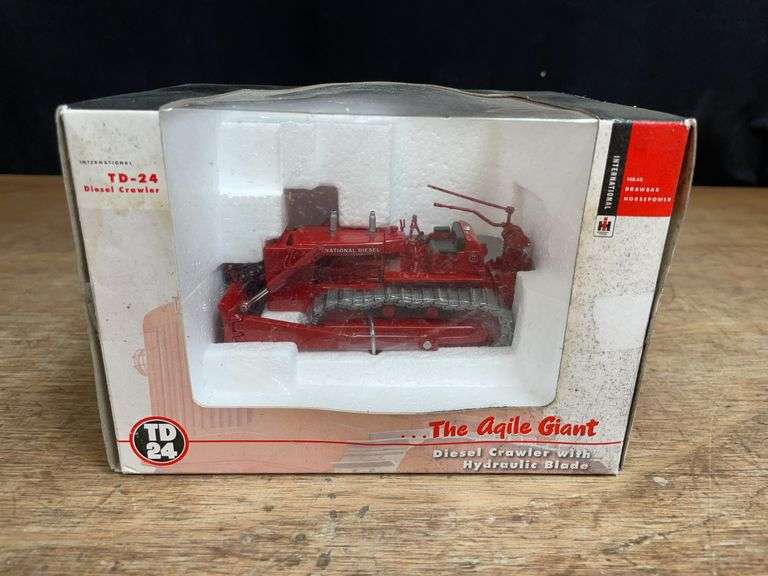 1/50 IH TD-24 Crawler NIB SC image