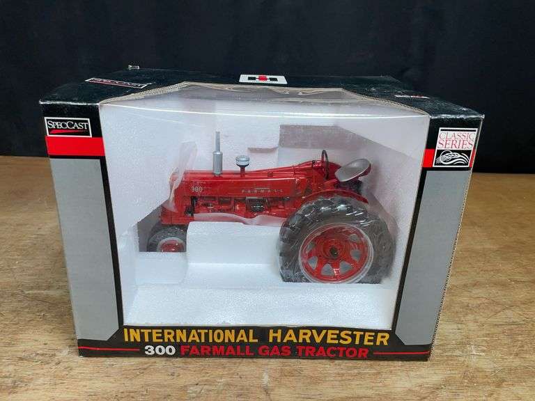 1/16 Farmall 300 NIB SC image