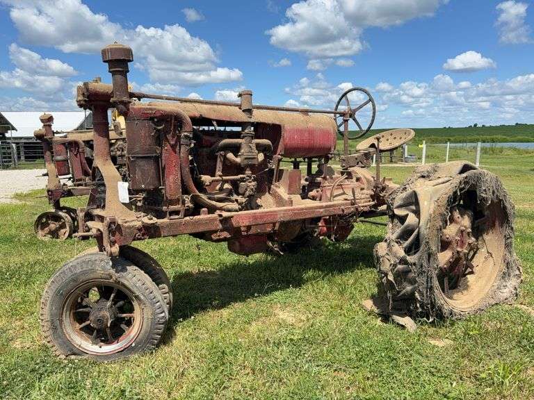 Farmall F-20 image