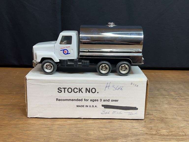 1/64 Prairie Farms Tanker Truck NIB Ertl image