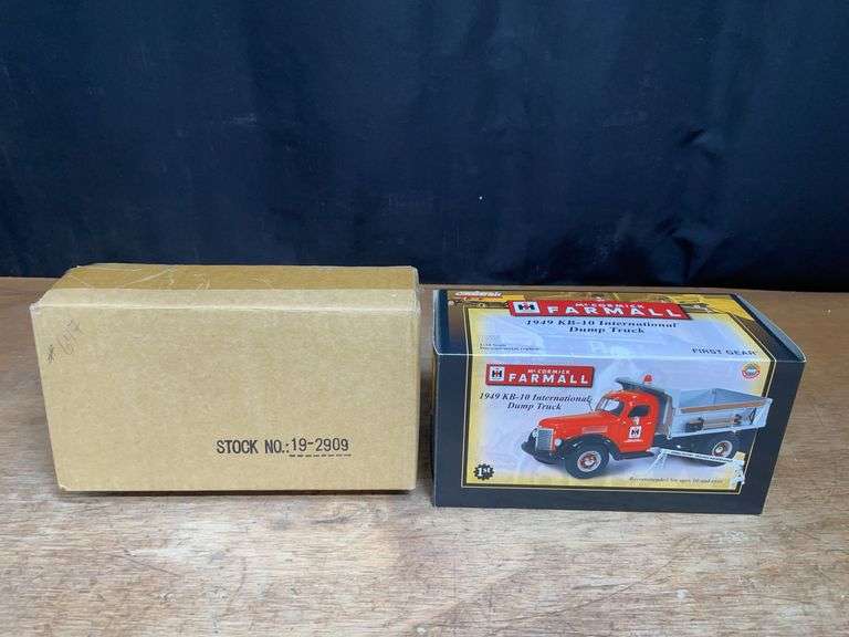 1/34 Farmall KB-10 Dump Truck NIB 1st Gear image