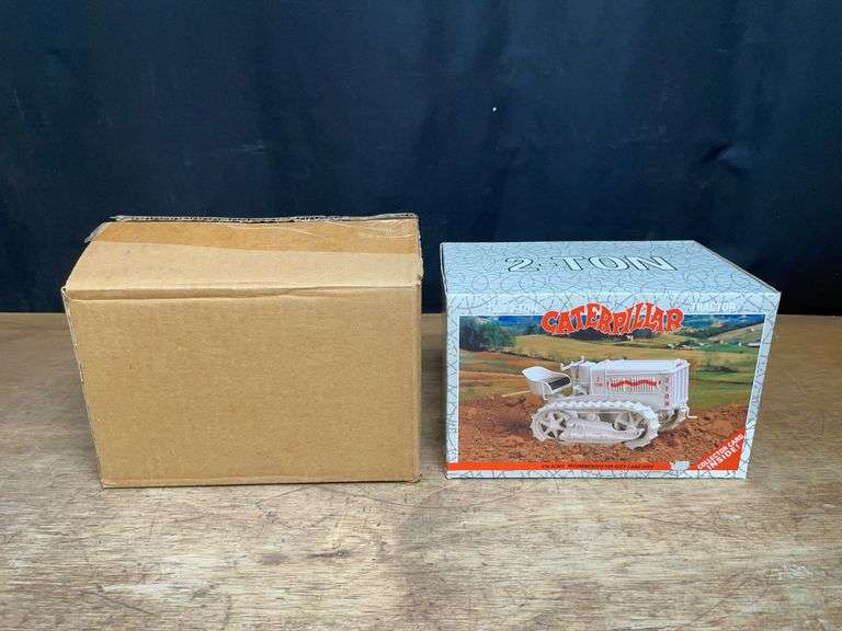 1/16 Caterpillar 2 Ton Crawler 1993 NTTC NIB Ertl image