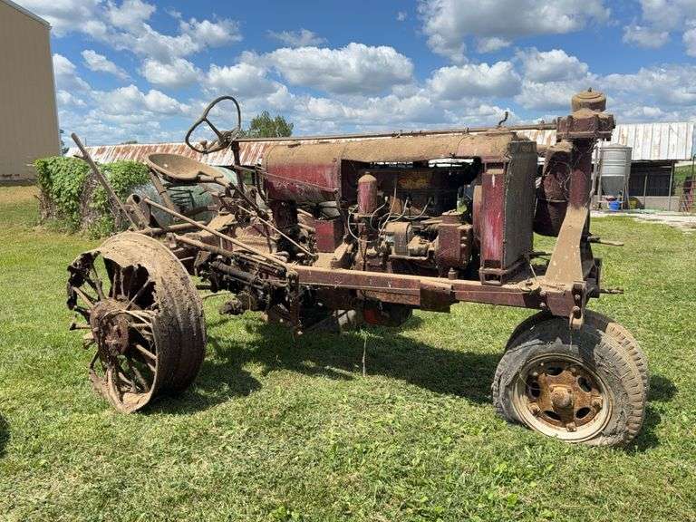 Farmall F-20 image