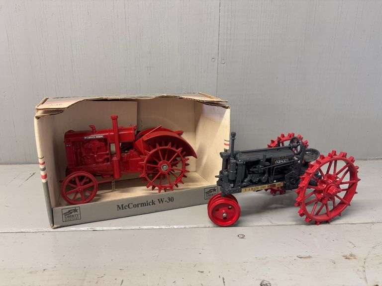 1/16 McCormick Deering W30 + Farmall F12 FFA Ertl image