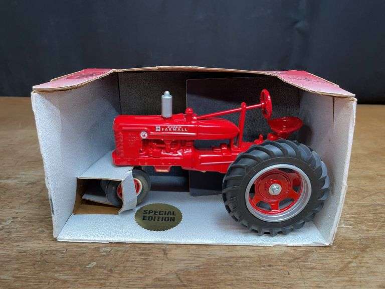 1/16 Farmall Super H 2005 FPS NIB SM image