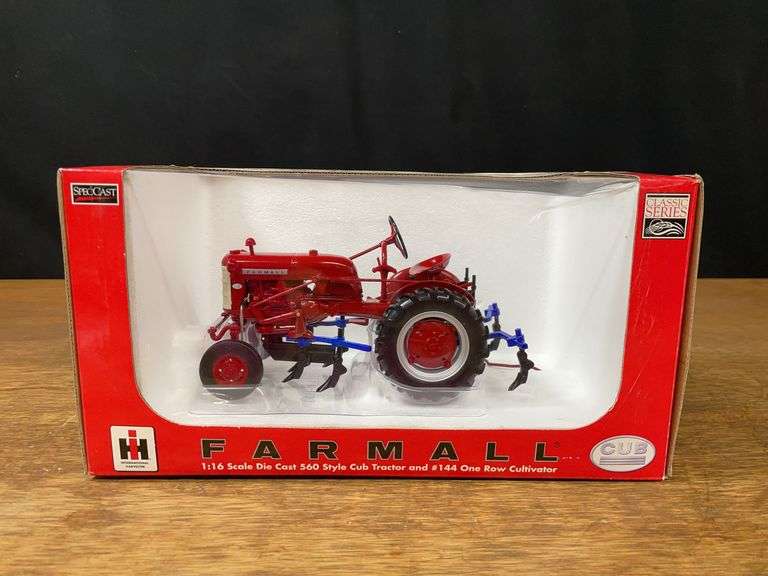 1/16 Farmall Cub w/Cultivator 2011 SFTS NIB SC image