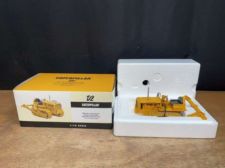 1/16 Caterpillar D2 Cralwer w/Ripper NIB SC image