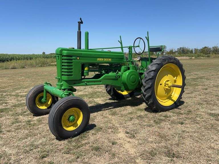 John Deere Late Styled Model B with Wide Front End image