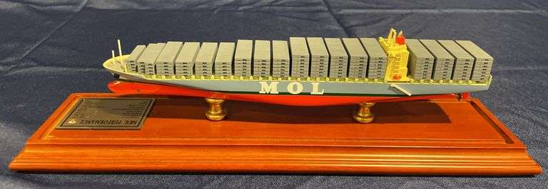 MOL Performance Container Ship Rich Creations International Model w/ Case image