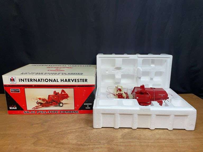 1/16 IH 82 Combine NIB SC image