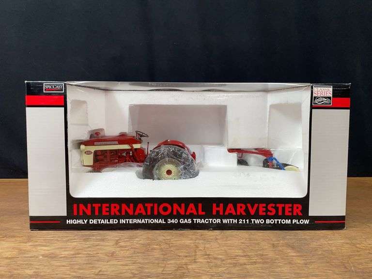 1/16 IH 340 w/Plow NIB SC image
