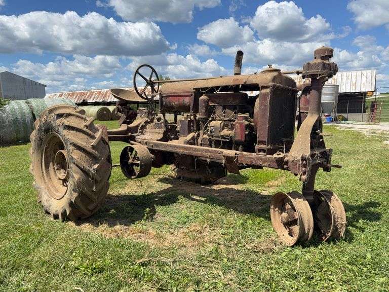 Farmall F-20 image
