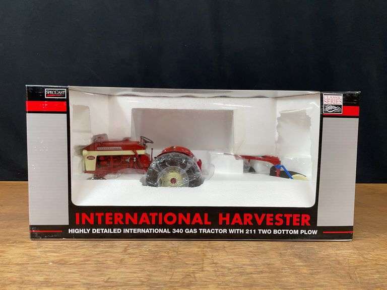 1/16 IH 340 w/ Plow NIB SC image