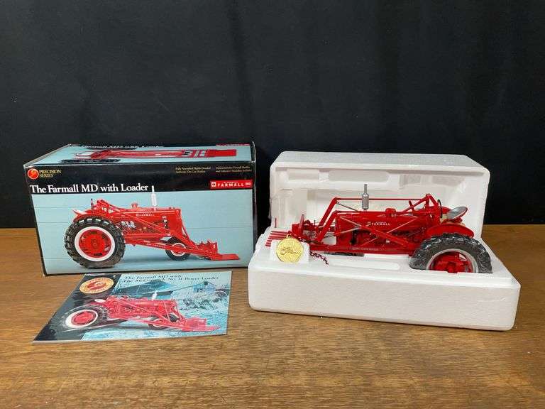 1/16 Farmall MD w/Loader Precision NIB Ertl image