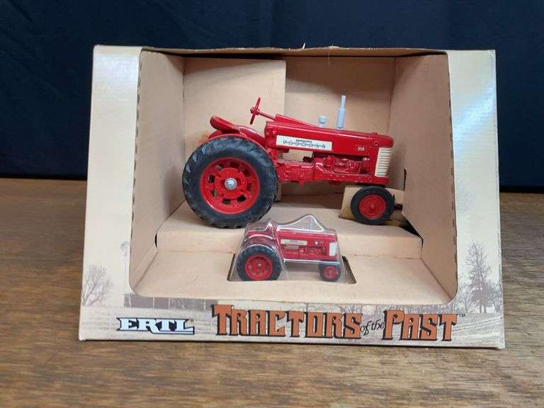 1/16 Farmall 350 Set NIB Ertl image