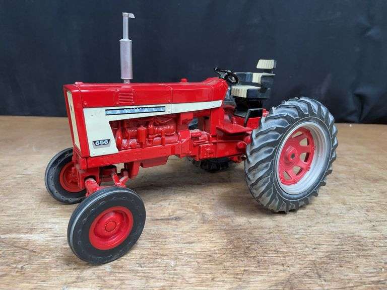 1/16 Farmall 656 Customized image