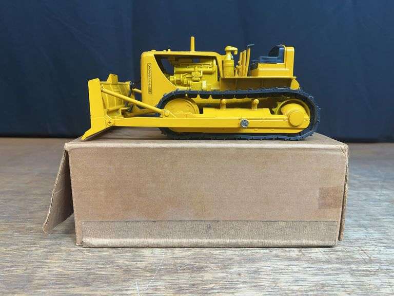 1/24 Caterpillar D7 Crawler NIB Reuhl image