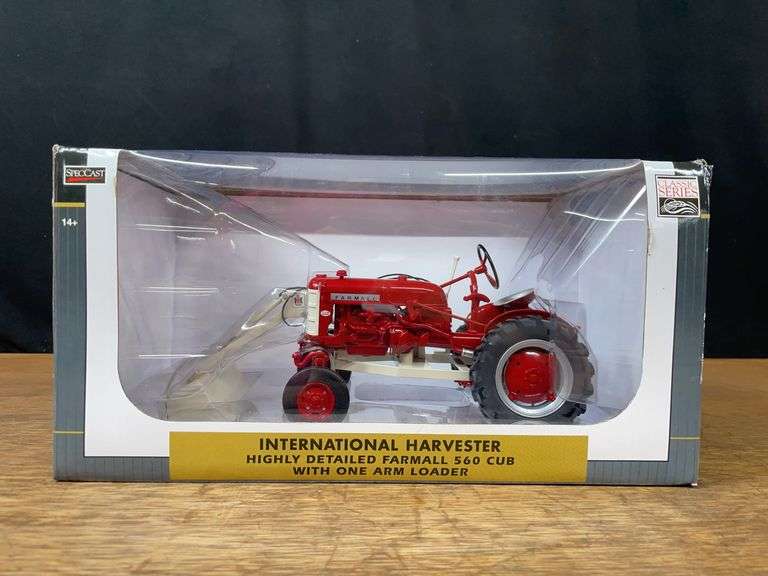 1/16 Farmall 560 Cub w/Loader NIB SC image