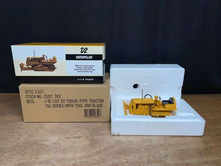 1/16 Caterpillar D2 Crawler w/Blade NIB SC image