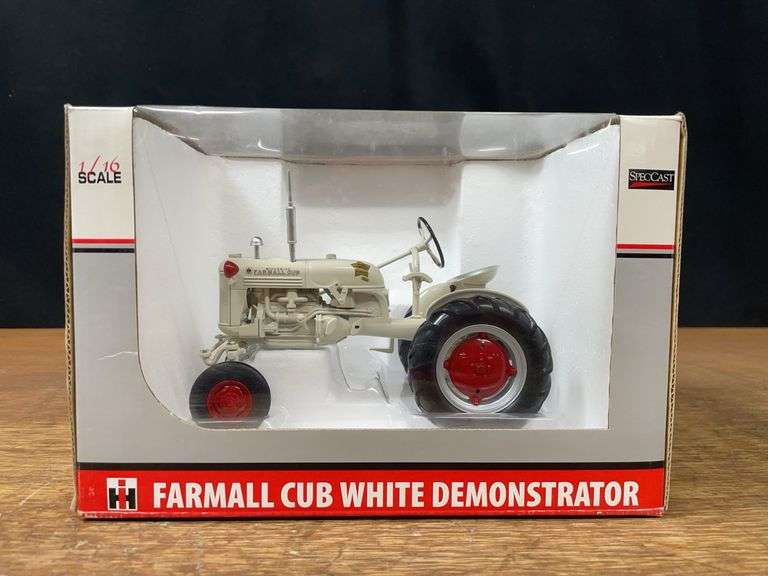 1/16 Farmall Cub Demonstrator 2009 Lafayette NIB SC image