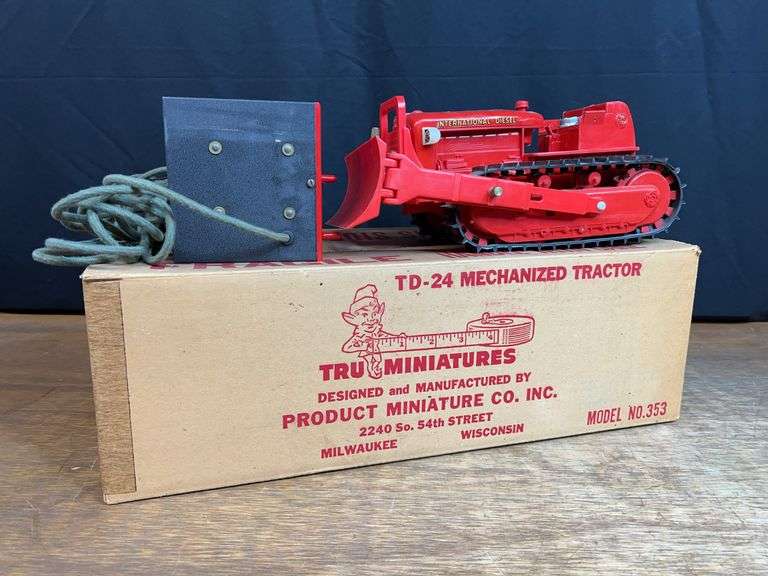 1/16 IH TD-24 Crawler NIB Product Miniature image