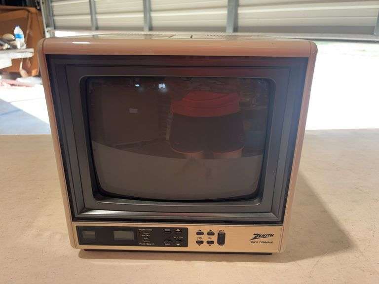 Zenith SF0921A Portable TV image