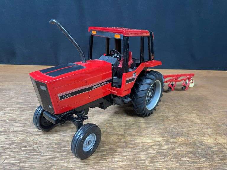 (2) 1/16 IH 5088 + Plow Ertl image