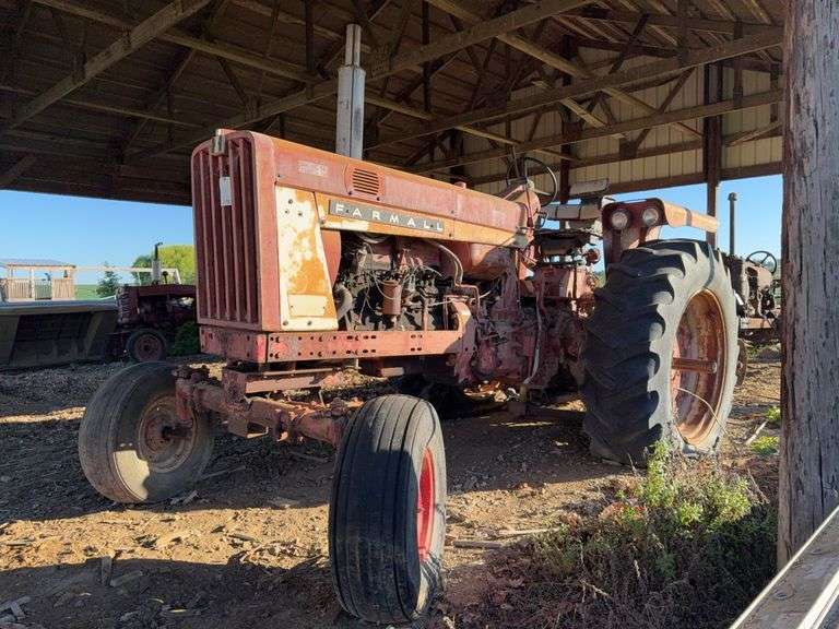 Farmall 806 image