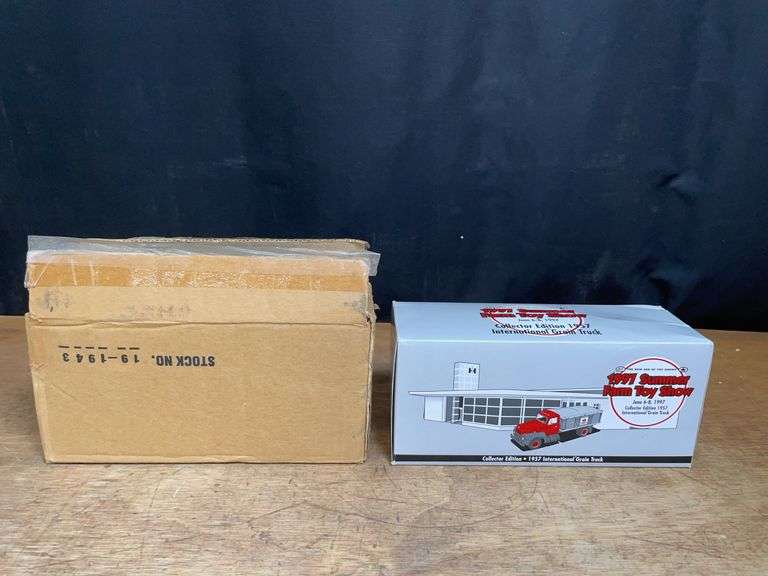 1/34 International Grain Truck 1997 SFTS NIB 1st Gear image