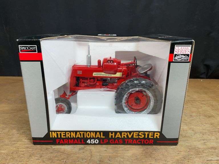 1/16 Farmall 450 LP NIB SC image