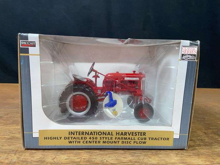 1/16 Farmall Cub w/Disc Plow 2010 Iowa FFA NIB SC image
