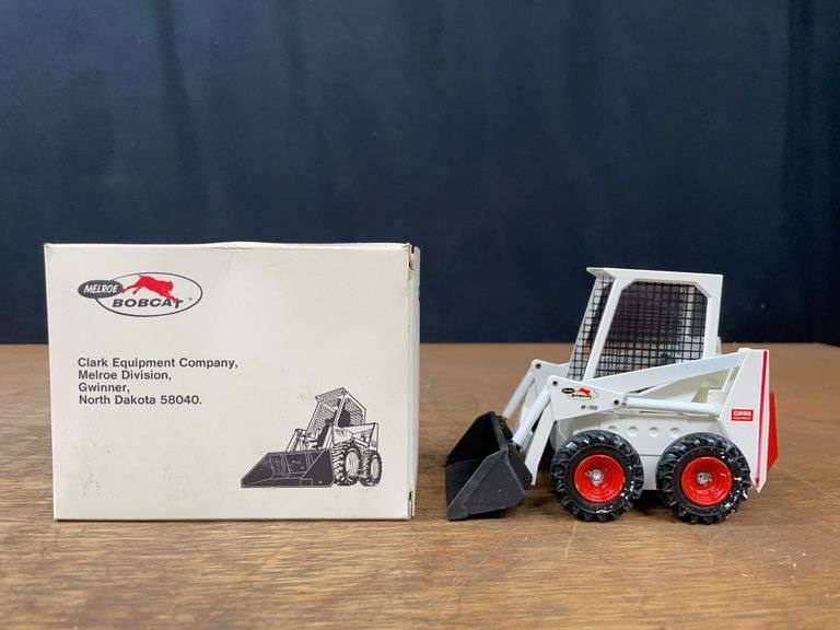 1/24 Clark Bobcat M-700 Skid Loader NIB Gescha image
