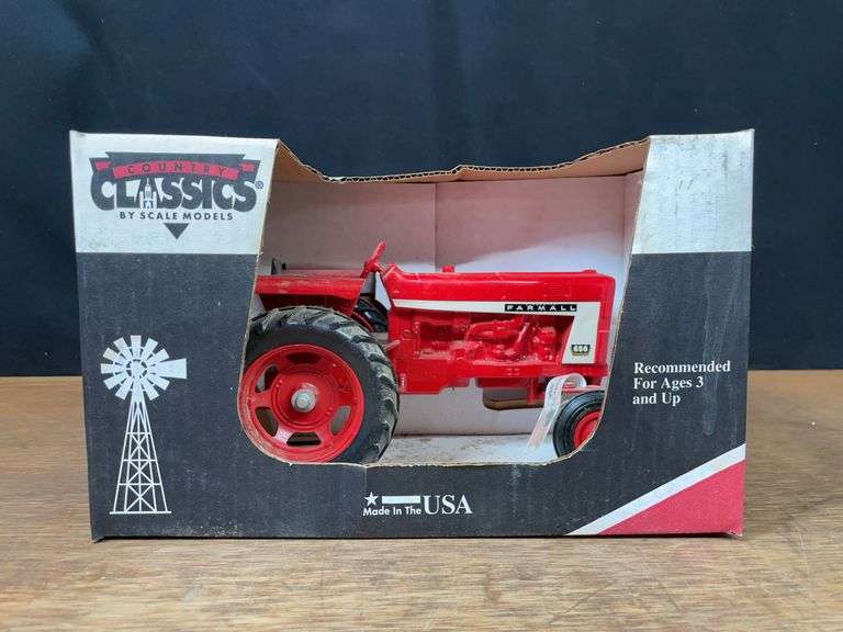1/16 Farmall 656 NIB SM image