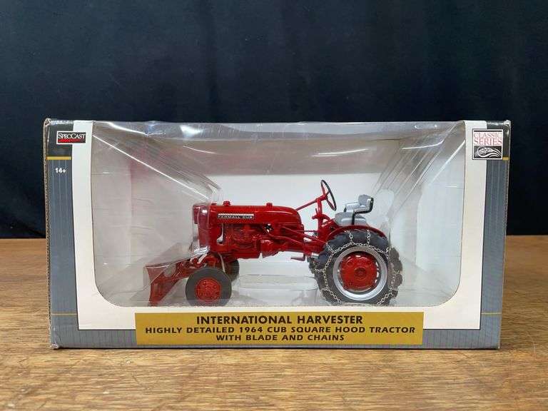 1/16 Farmall Cub w/Blade NIB SC image