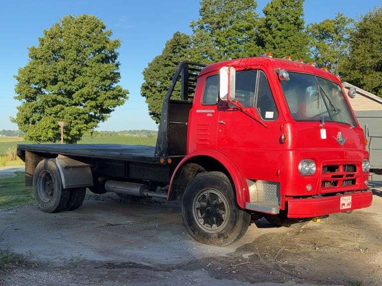 International 190 Truck image