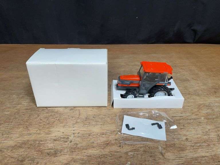 1/32 Kubota Grandel NIB image