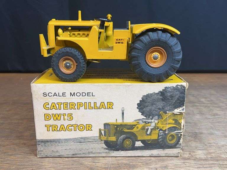 1/24 Caterpillar DW15 Tractor NIB Eska image