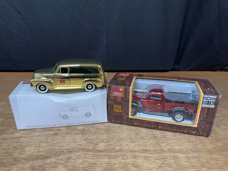 (2) 1/25 Case-IH Truck Banks NIB SC image