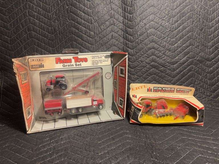 (2) 1/64 International Harvester Farm Toy Sets Ertl image
