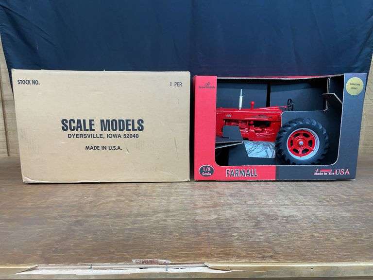 1/8 Farmall 400 NIB SM image