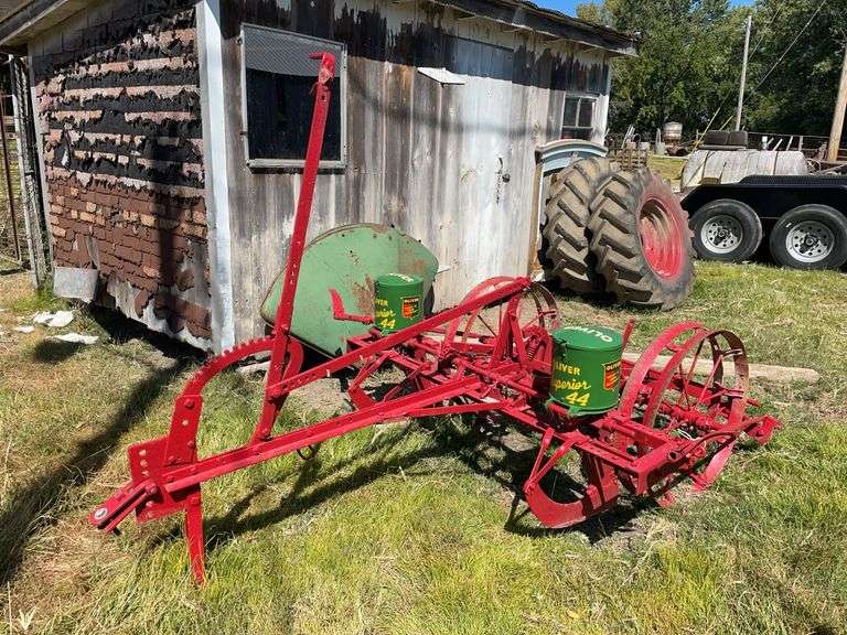 Oliver 44 Planter image