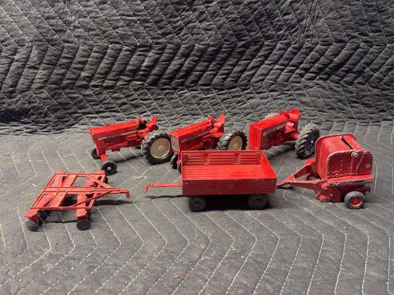 (6) 1/32 International Harvester Tractors and Implements Ertl image