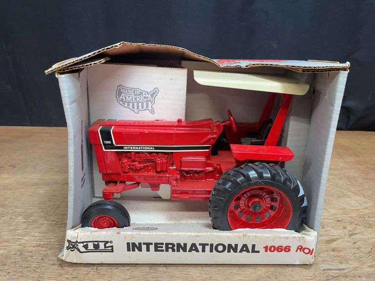 1/16 IH 1066 NIB Ertl image