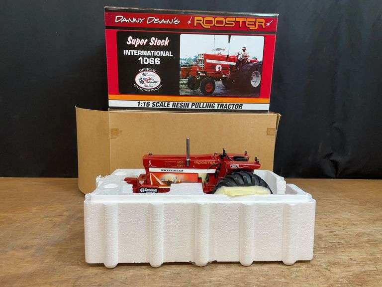 1/16 IH 1066 Rooster Pulling Tractor NIB SC image
