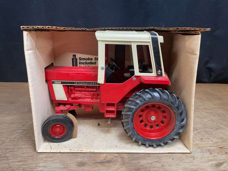 1/16 IH 1586 NIB Ertl image